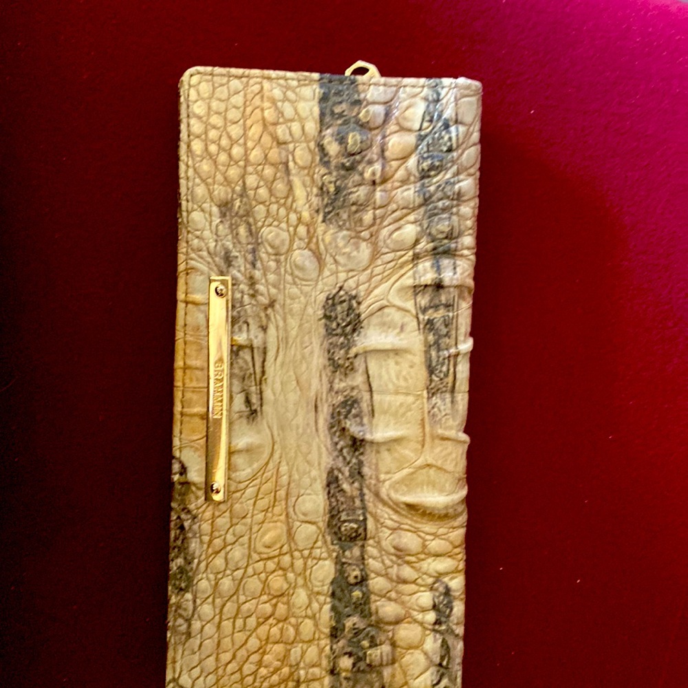 Wallet with zipper